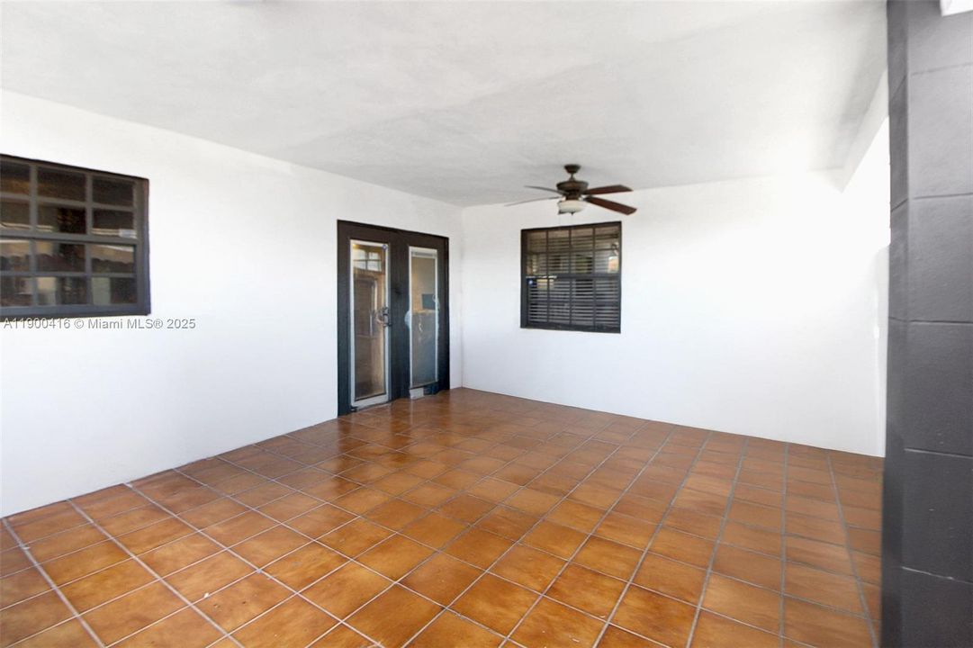 待售: $680,000 (6 贝兹, 4 浴室, 1579 平方英尺)