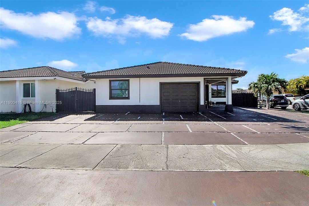 待售: $680,000 (6 贝兹, 4 浴室, 1579 平方英尺)