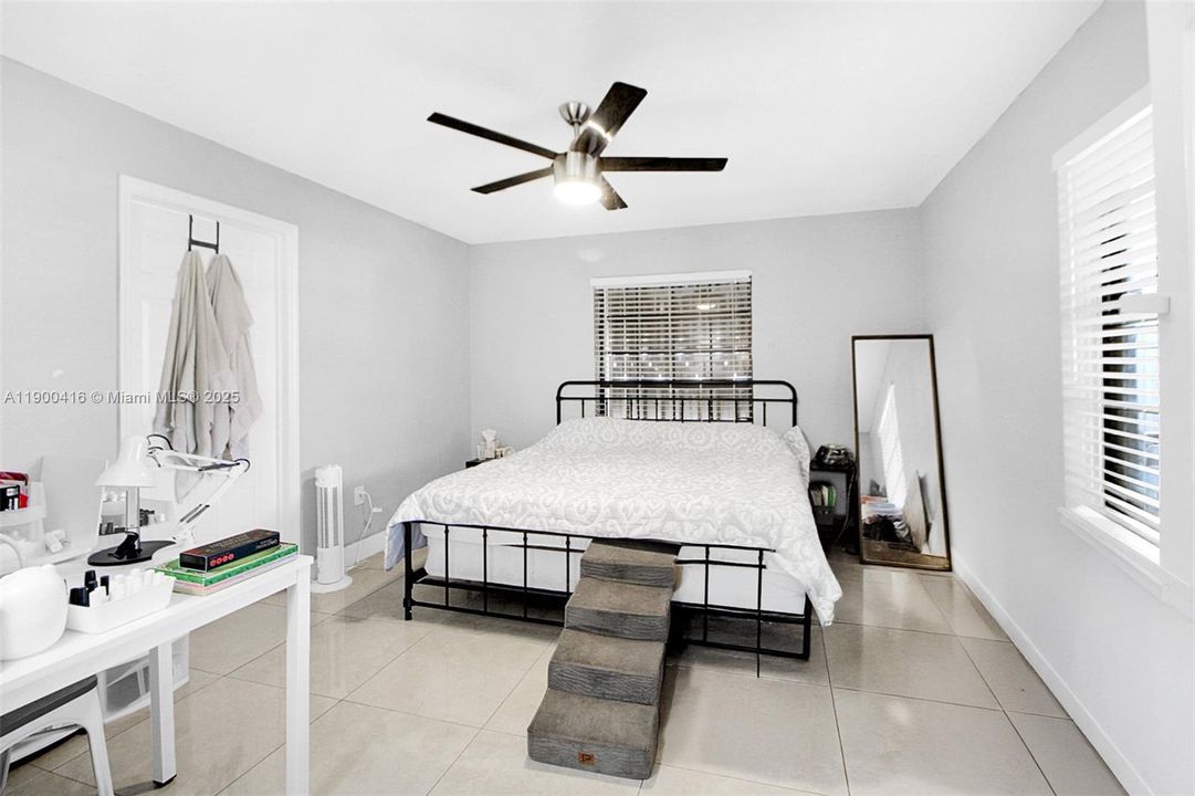 待售: $680,000 (6 贝兹, 4 浴室, 1579 平方英尺)