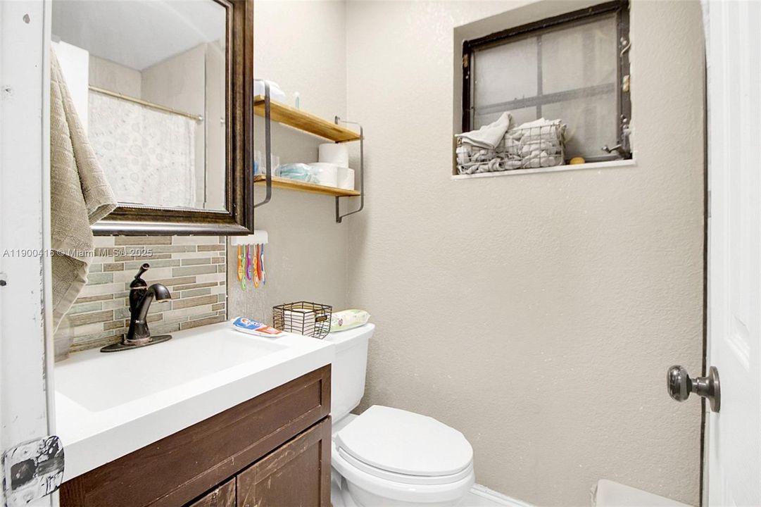 待售: $680,000 (6 贝兹, 4 浴室, 1579 平方英尺)