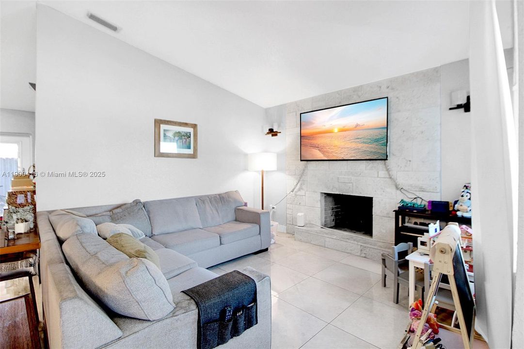 待售: $680,000 (6 贝兹, 4 浴室, 1579 平方英尺)