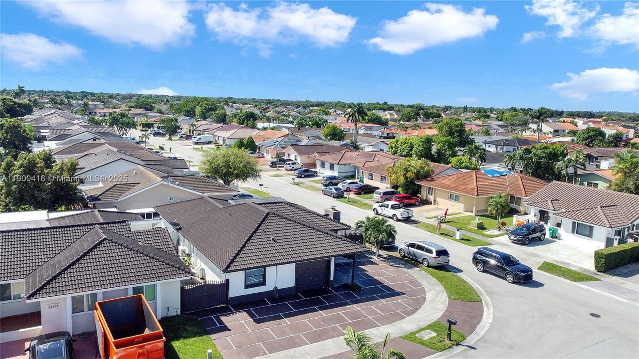 待售: $680,000 (6 贝兹, 4 浴室, 1579 平方英尺)