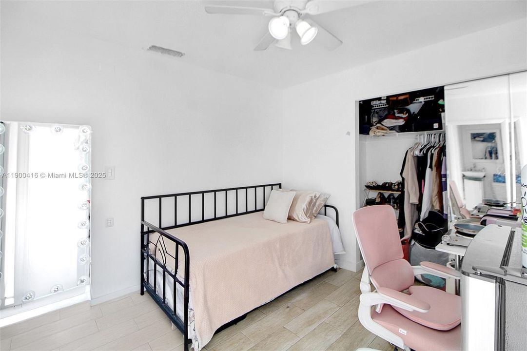 待售: $680,000 (6 贝兹, 4 浴室, 1579 平方英尺)