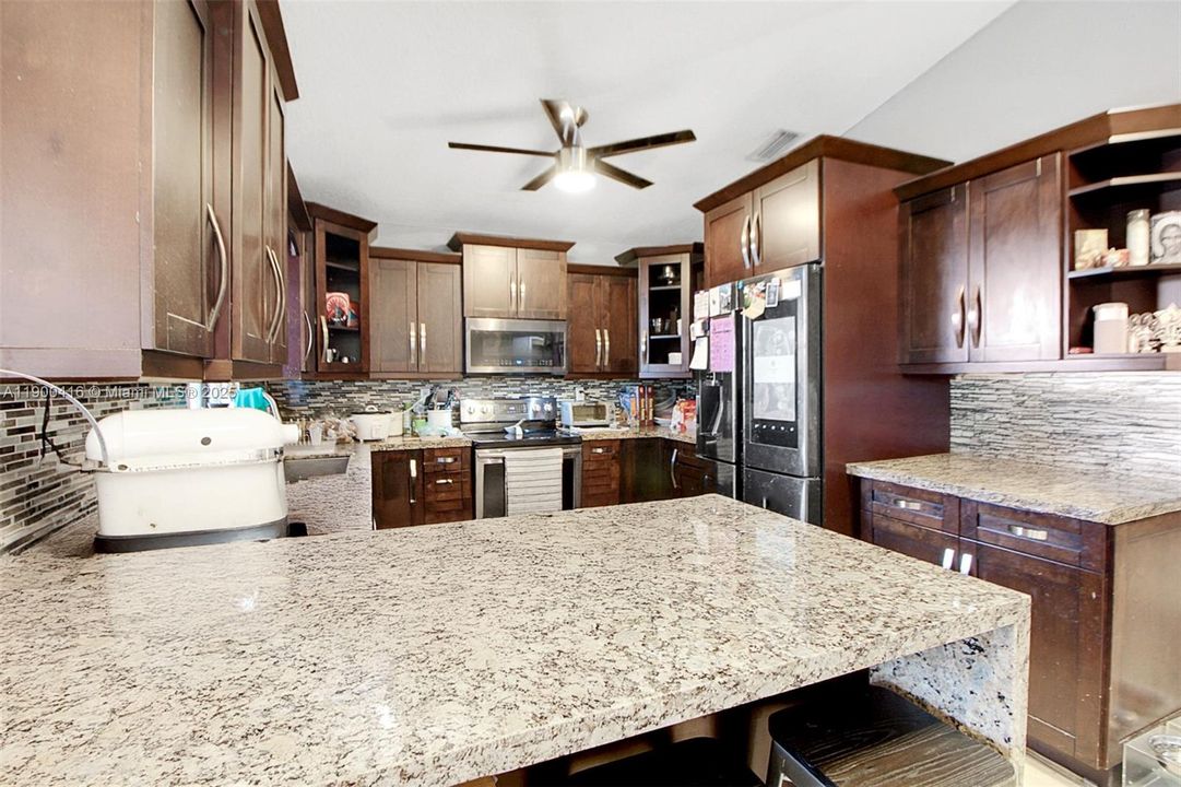 待售: $680,000 (6 贝兹, 4 浴室, 1579 平方英尺)