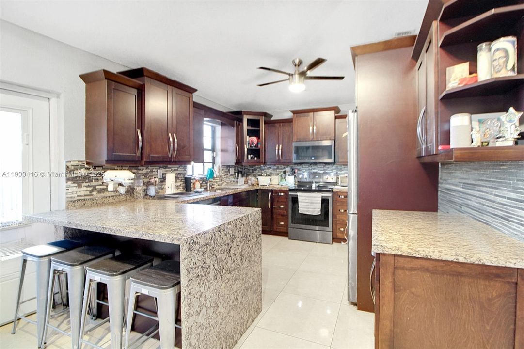 待售: $680,000 (6 贝兹, 4 浴室, 1579 平方英尺)