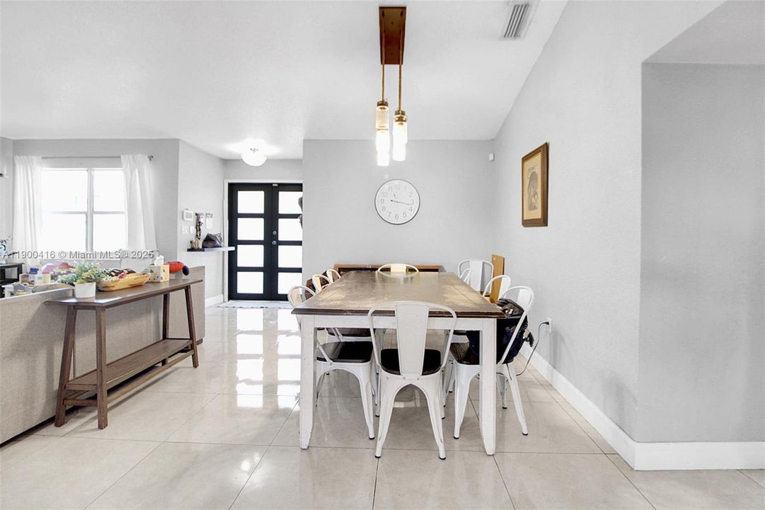 待售: $680,000 (6 贝兹, 4 浴室, 1579 平方英尺)