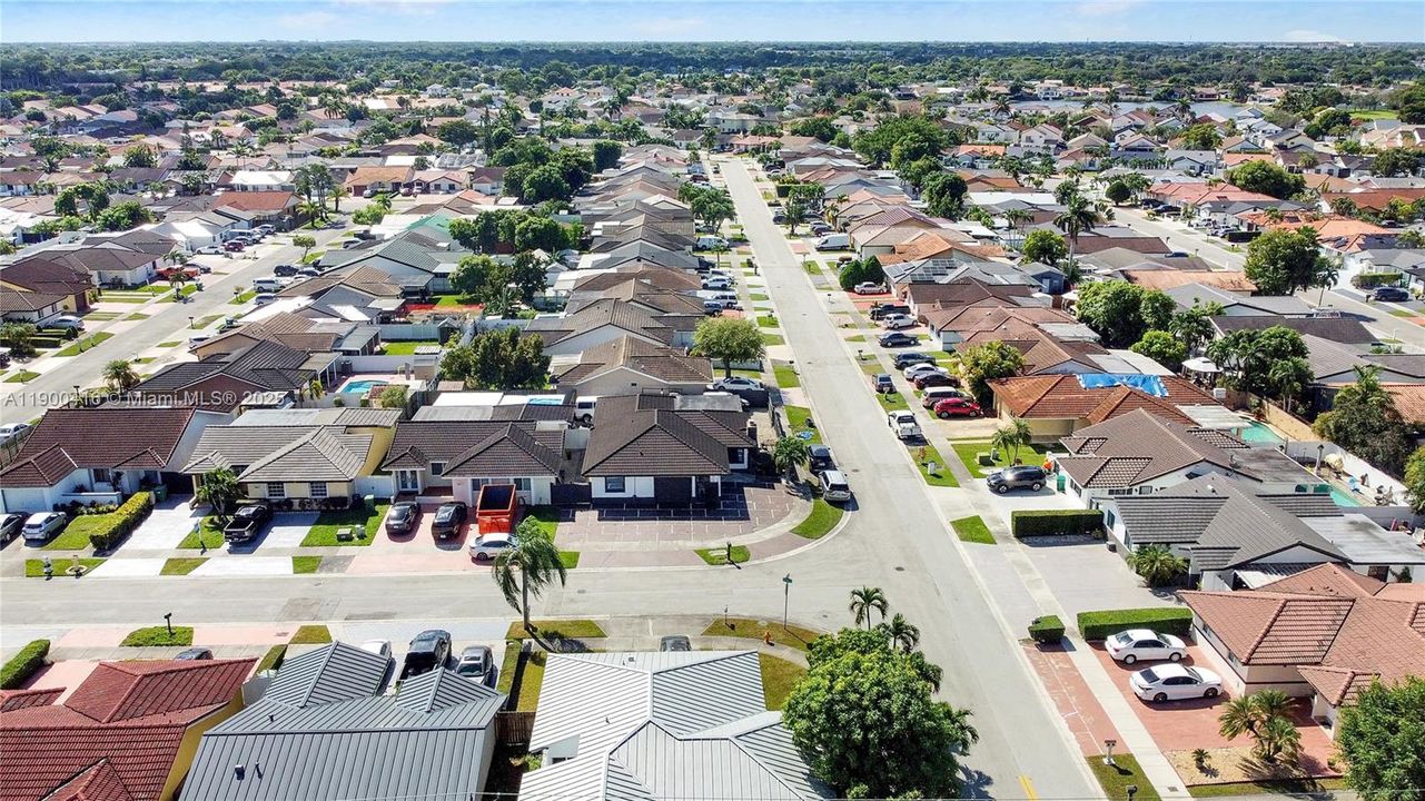 待售: $680,000 (6 贝兹, 4 浴室, 1579 平方英尺)