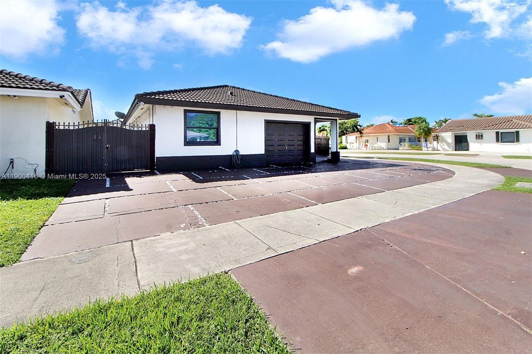 待售: $680,000 (6 贝兹, 4 浴室, 1579 平方英尺)