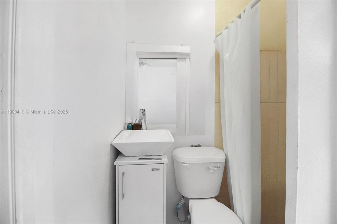 待售: $680,000 (6 贝兹, 4 浴室, 1579 平方英尺)