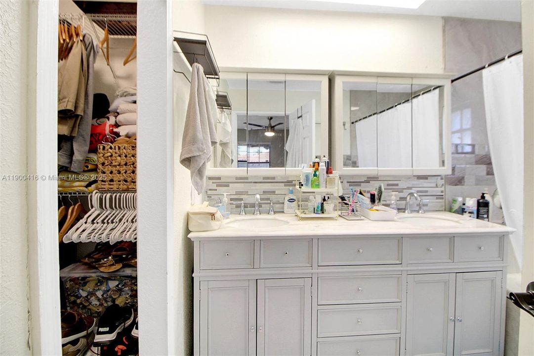 待售: $680,000 (6 贝兹, 4 浴室, 1579 平方英尺)