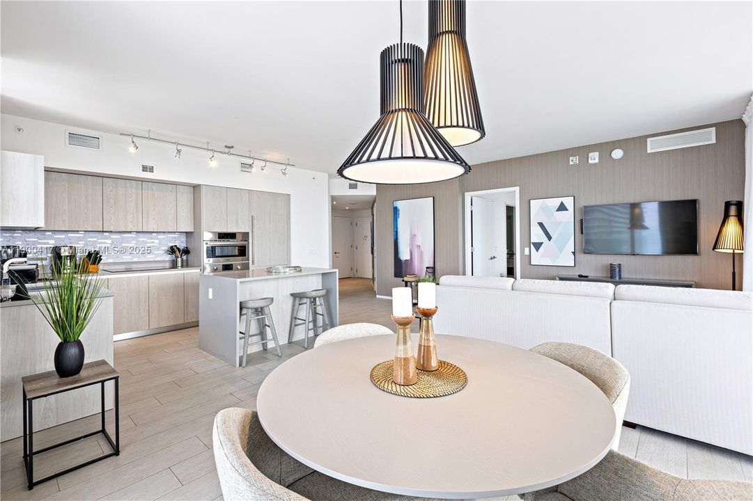 На продажу: $765,000 (2 спален, 2 ванн, 1075 Квадратных фут)