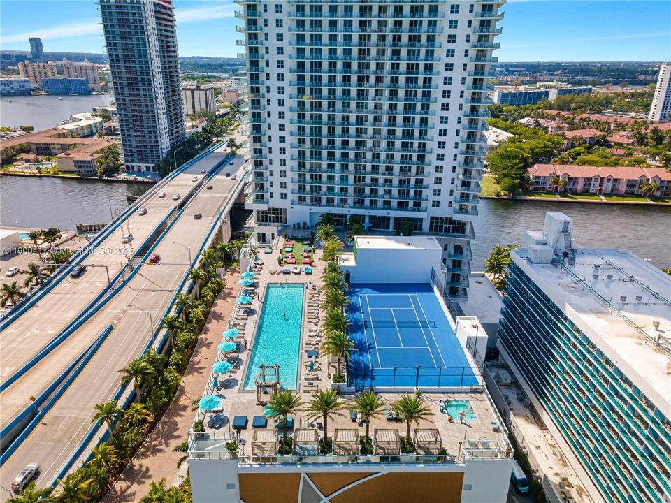 На продажу: $765,000 (2 спален, 2 ванн, 1075 Квадратных фут)