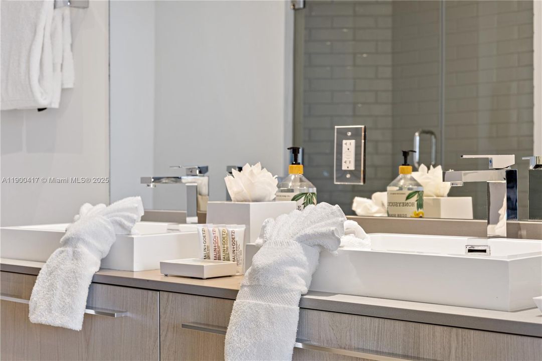 На продажу: $765,000 (2 спален, 2 ванн, 1075 Квадратных фут)