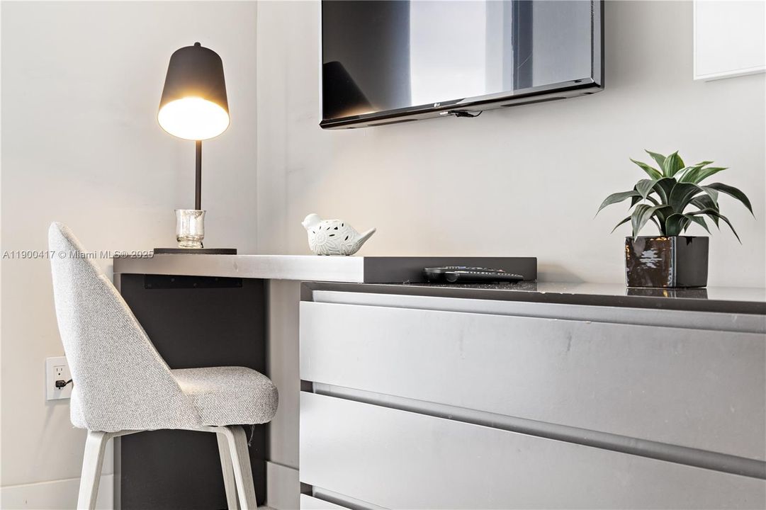 На продажу: $765,000 (2 спален, 2 ванн, 1075 Квадратных фут)