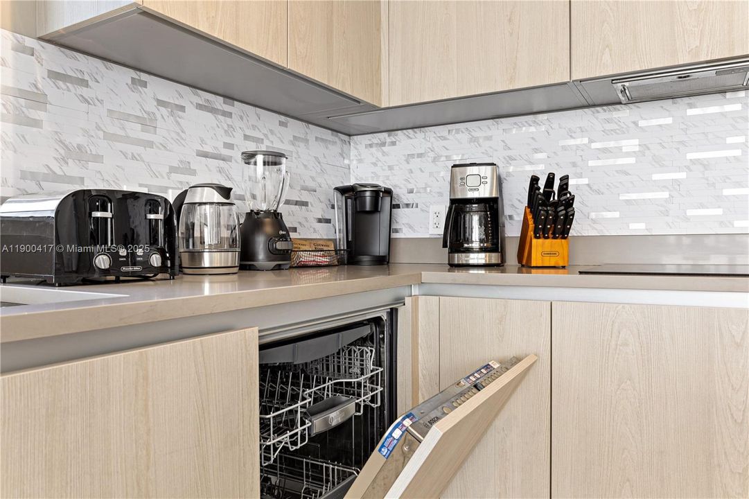 На продажу: $765,000 (2 спален, 2 ванн, 1075 Квадратных фут)