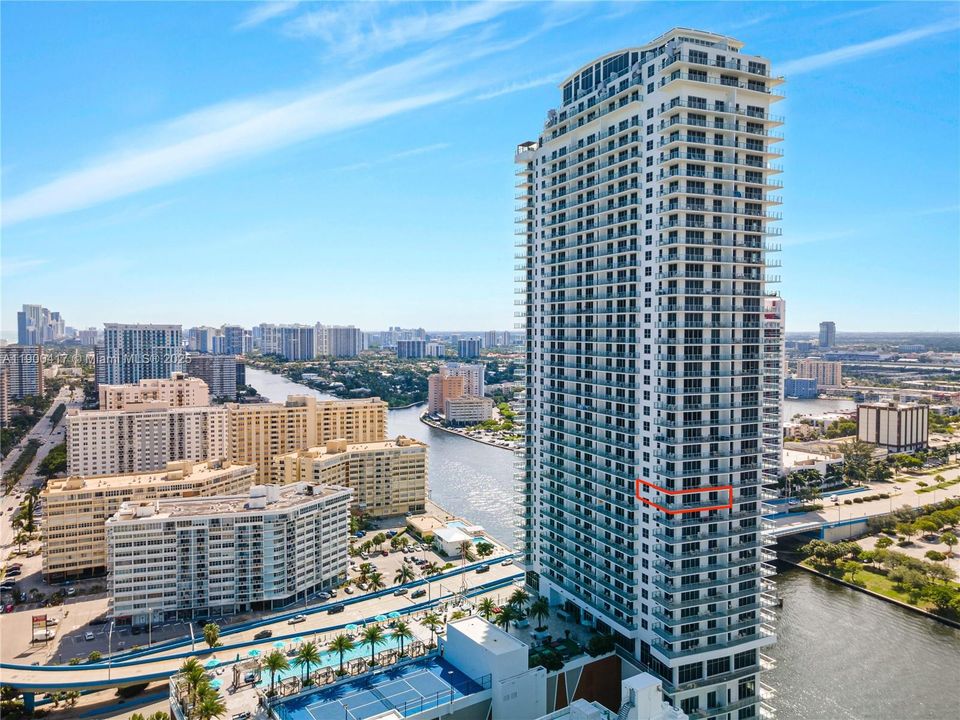 На продажу: $765,000 (2 спален, 2 ванн, 1075 Квадратных фут)