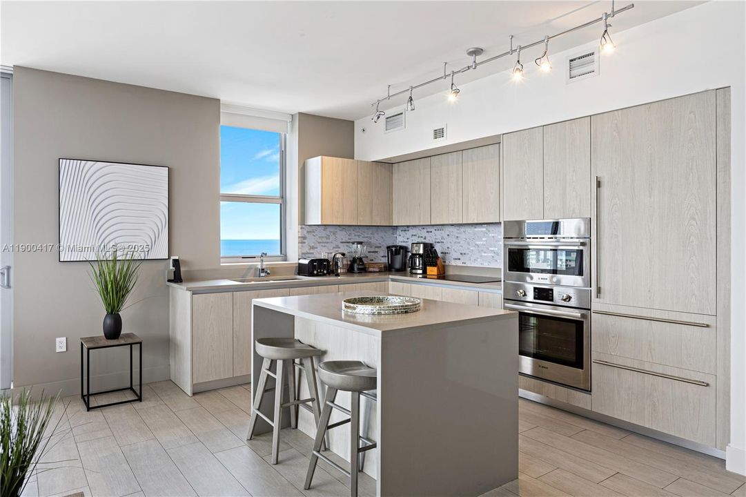 На продажу: $765,000 (2 спален, 2 ванн, 1075 Квадратных фут)