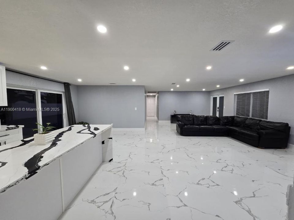 En Venta: $1,195,000 (6 camas, 4 baños, 2657 Pies cuadrados)