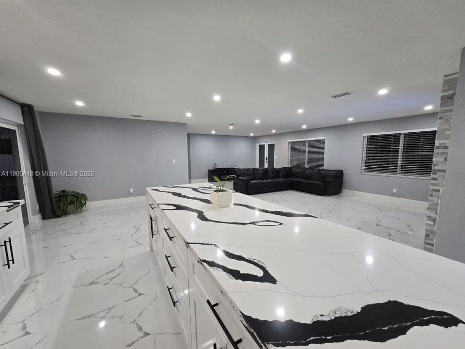 En Venta: $1,195,000 (6 camas, 4 baños, 2657 Pies cuadrados)