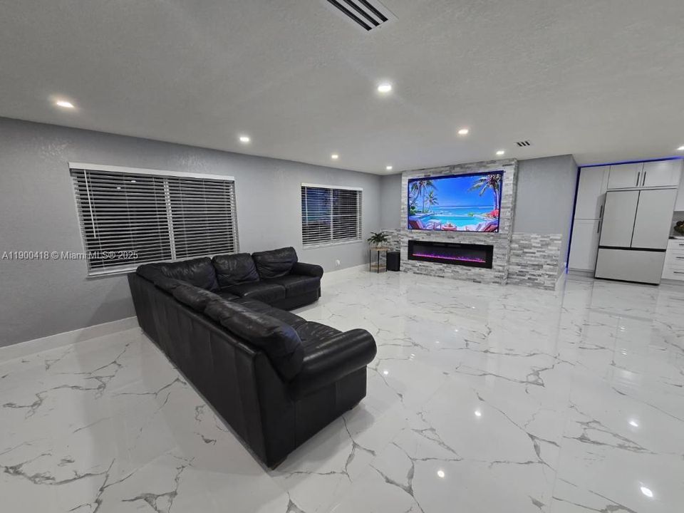 En Venta: $1,195,000 (6 camas, 4 baños, 2657 Pies cuadrados)