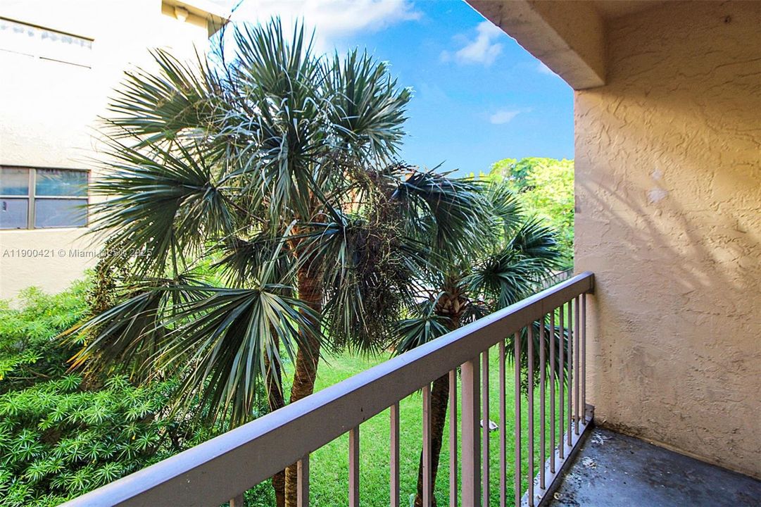 For Sale: $224,900 (1 beds, 1 baths, 710 Square Feet)