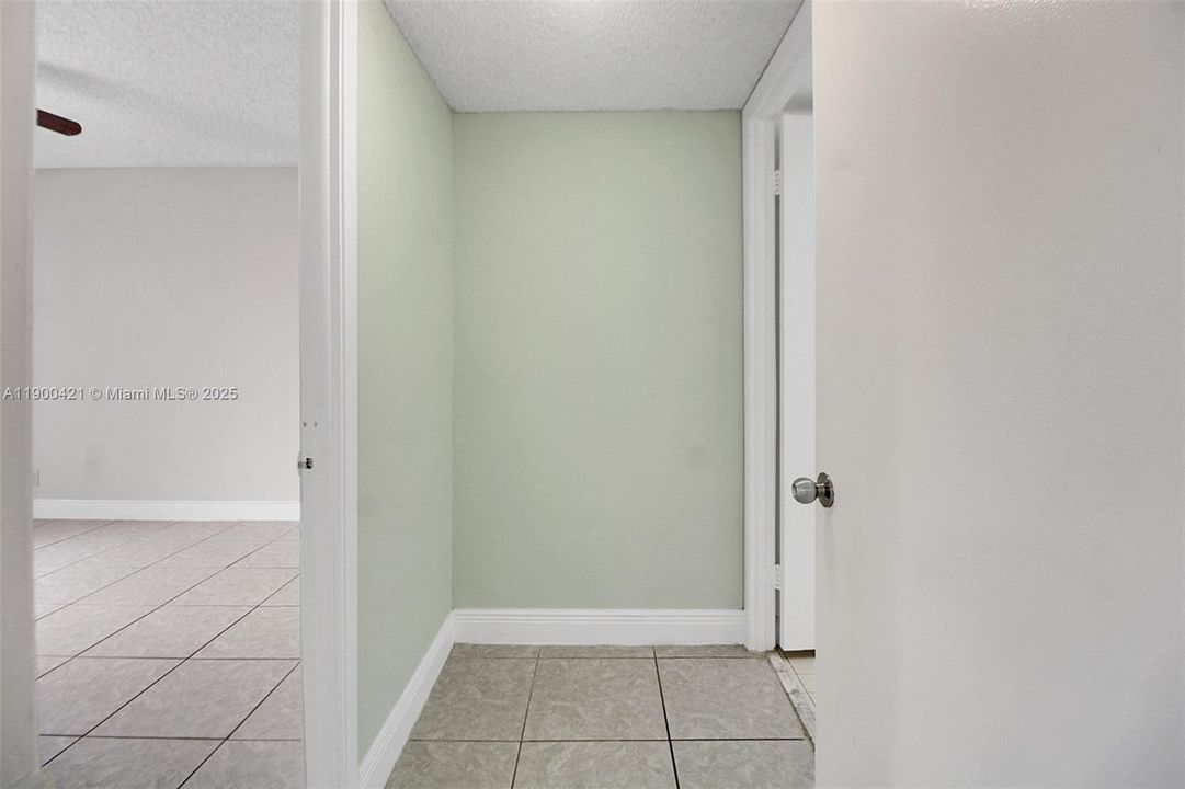 For Sale: $224,900 (1 beds, 1 baths, 710 Square Feet)