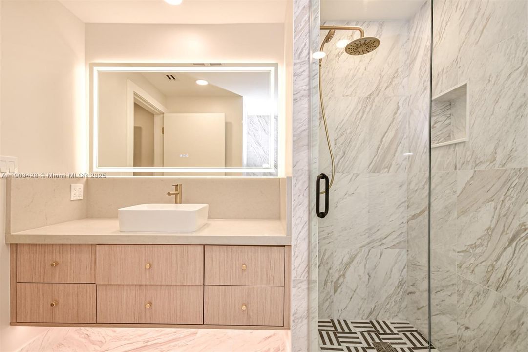 На продажу: $2,950,000 (2 спален, 2 ванн, 2210 Квадратных фут)