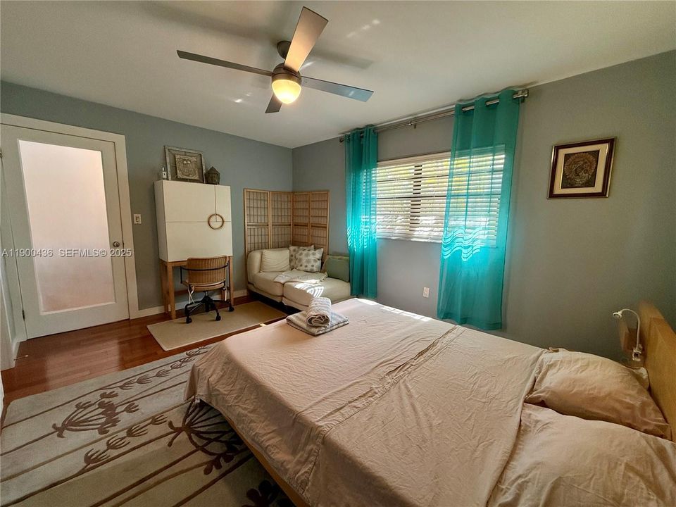 Spacious bedroom with desk & sitting area