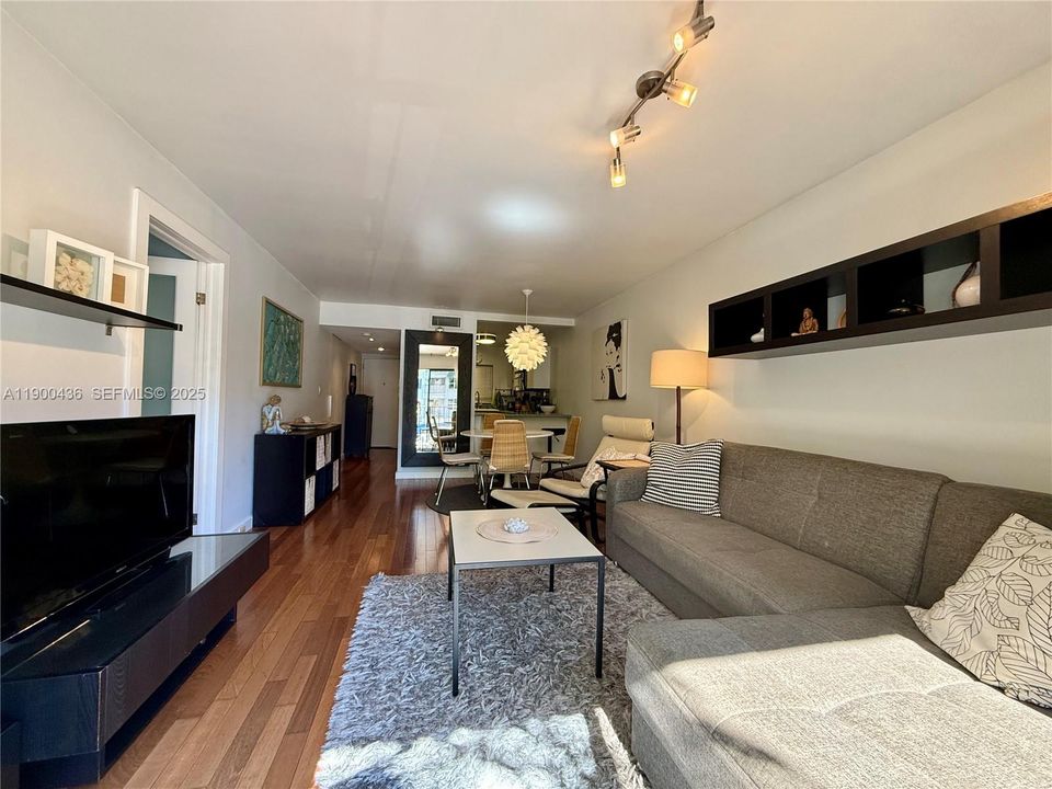 For Rent: $2,200 (1 beds, 1 baths, 740 Square Feet)