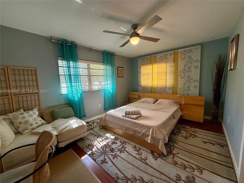 Spacious bedroom with desk & sitting area