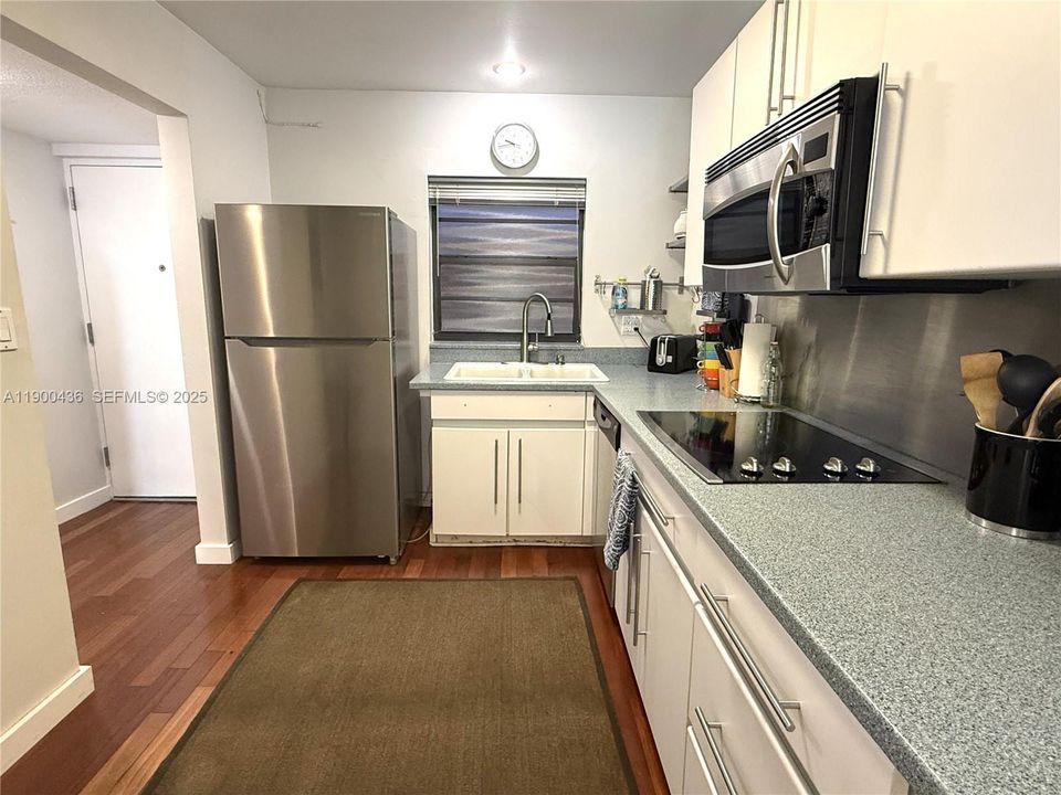 For Rent: $2,200 (1 beds, 1 baths, 740 Square Feet)