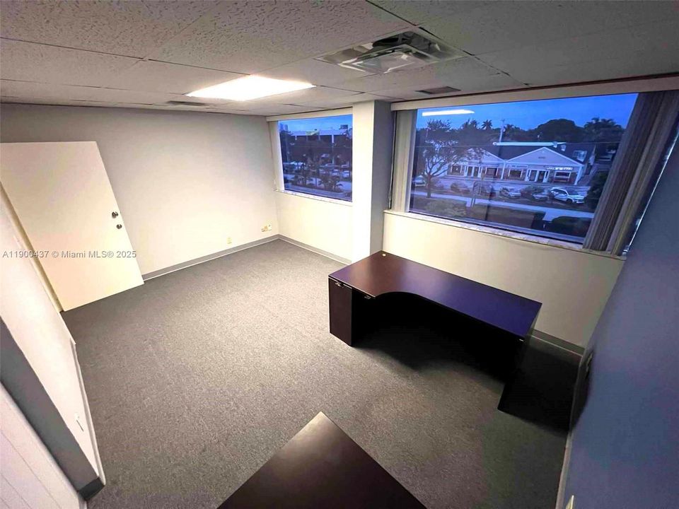 出租: $1,900 (0 贝兹, 0 浴室, 0 平方英尺)