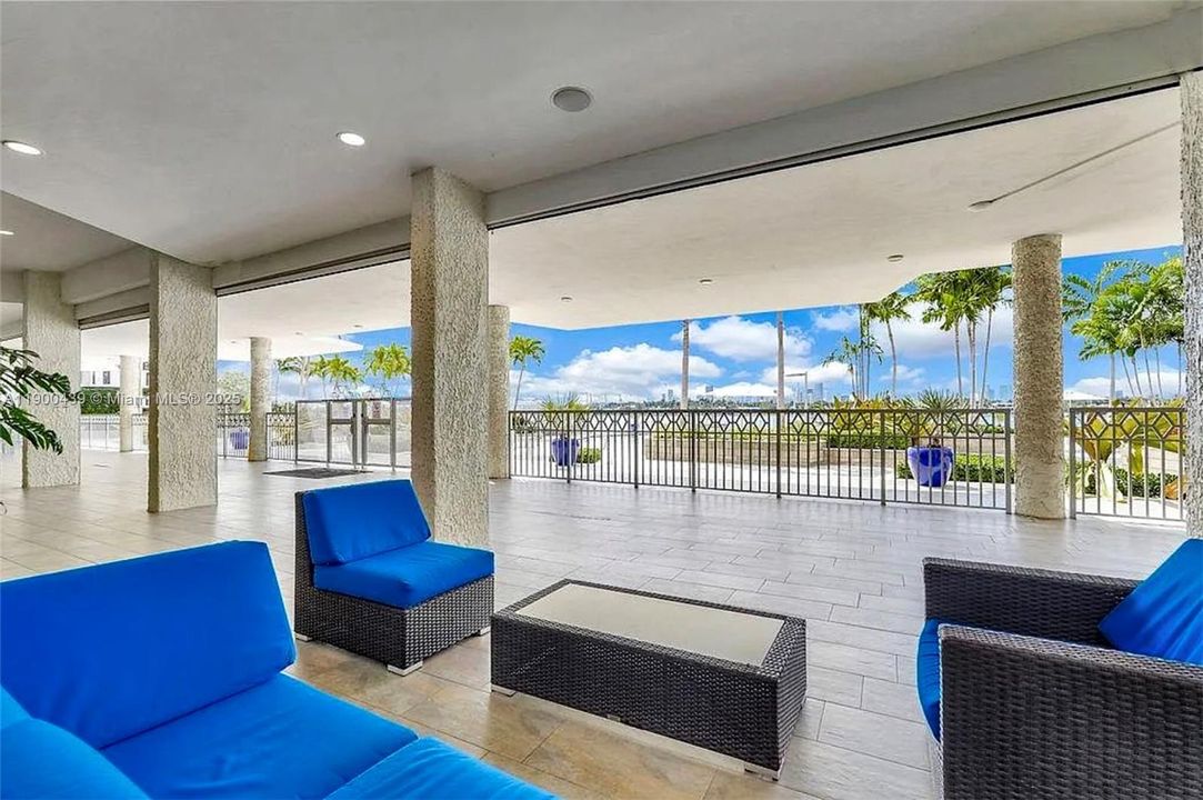 Под контрактом: $465,000 (1 спален, 1 ванн, 900 Квадратных фут)