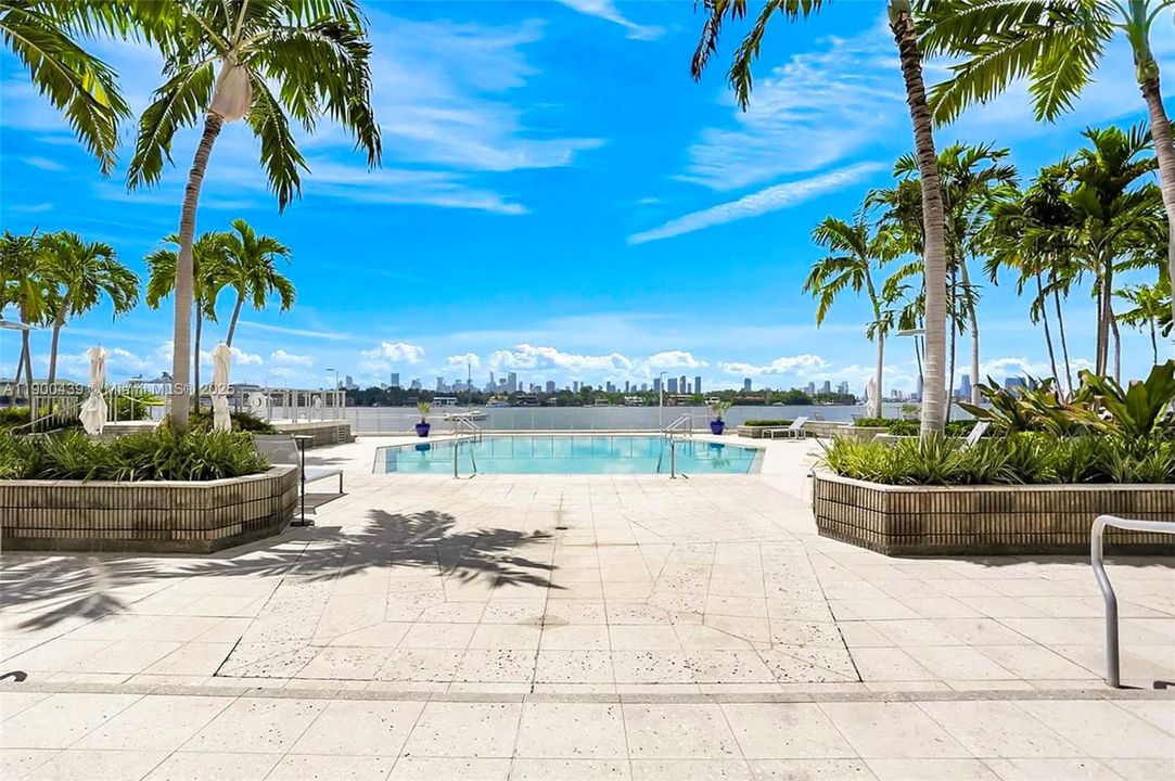 Под контрактом: $465,000 (1 спален, 1 ванн, 900 Квадратных фут)