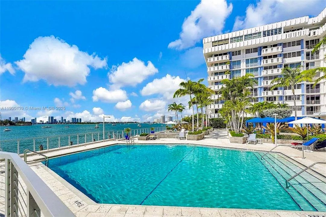 Под контрактом: $465,000 (1 спален, 1 ванн, 900 Квадратных фут)