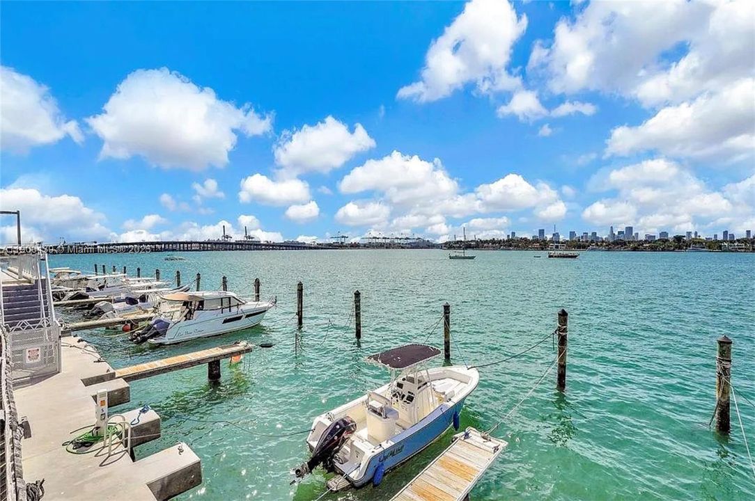 Под контрактом: $465,000 (1 спален, 1 ванн, 900 Квадратных фут)