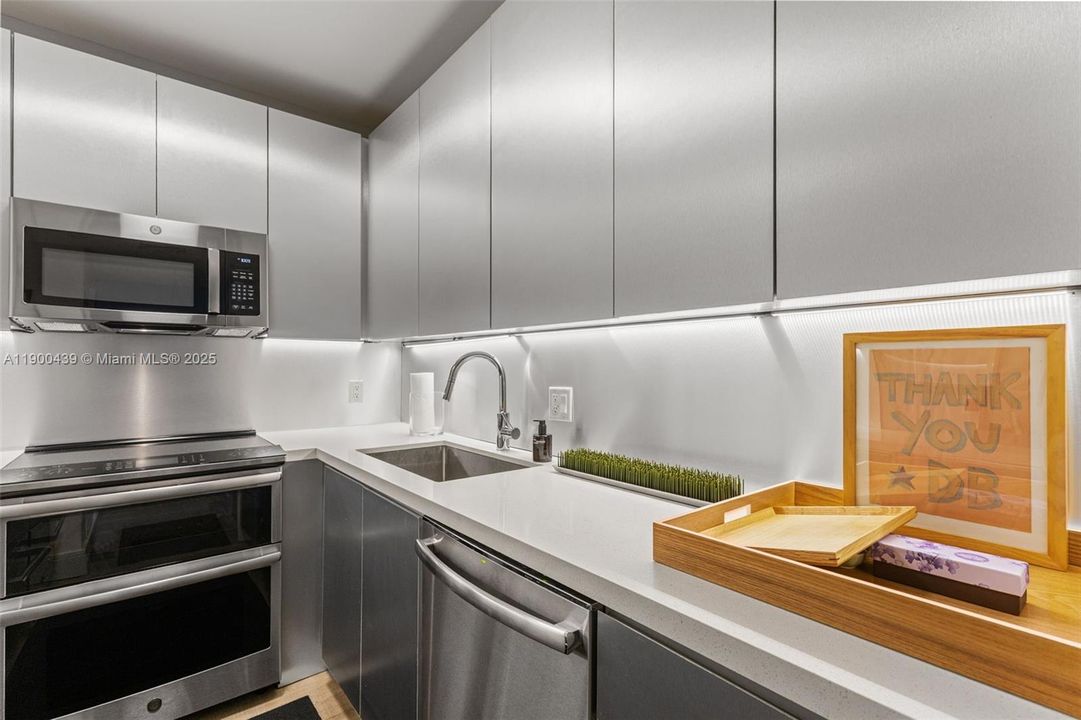 Под контрактом: $465,000 (1 спален, 1 ванн, 900 Квадратных фут)