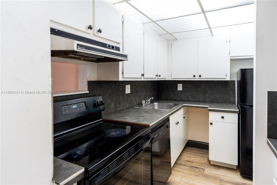 For Rent: $2,300 (3 beds, 2 baths, 1190 Square Feet)