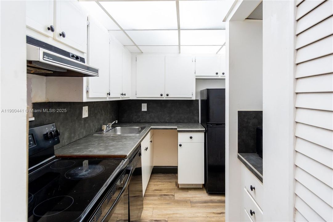 For Rent: $2,300 (3 beds, 2 baths, 1190 Square Feet)