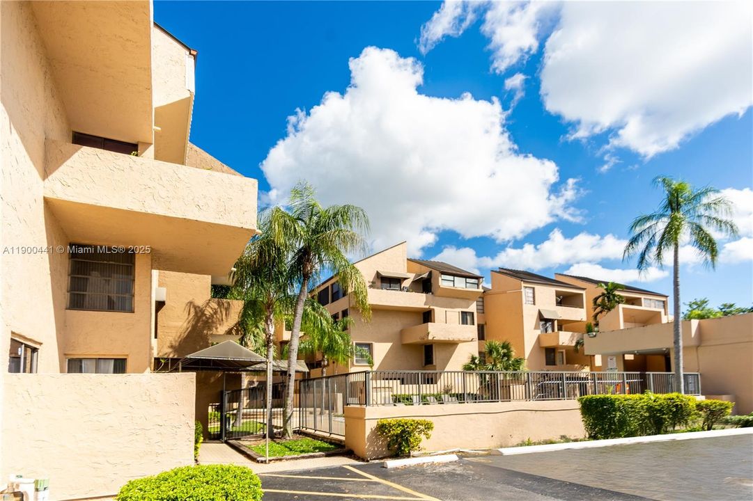 For Rent: $2,300 (3 beds, 2 baths, 1190 Square Feet)