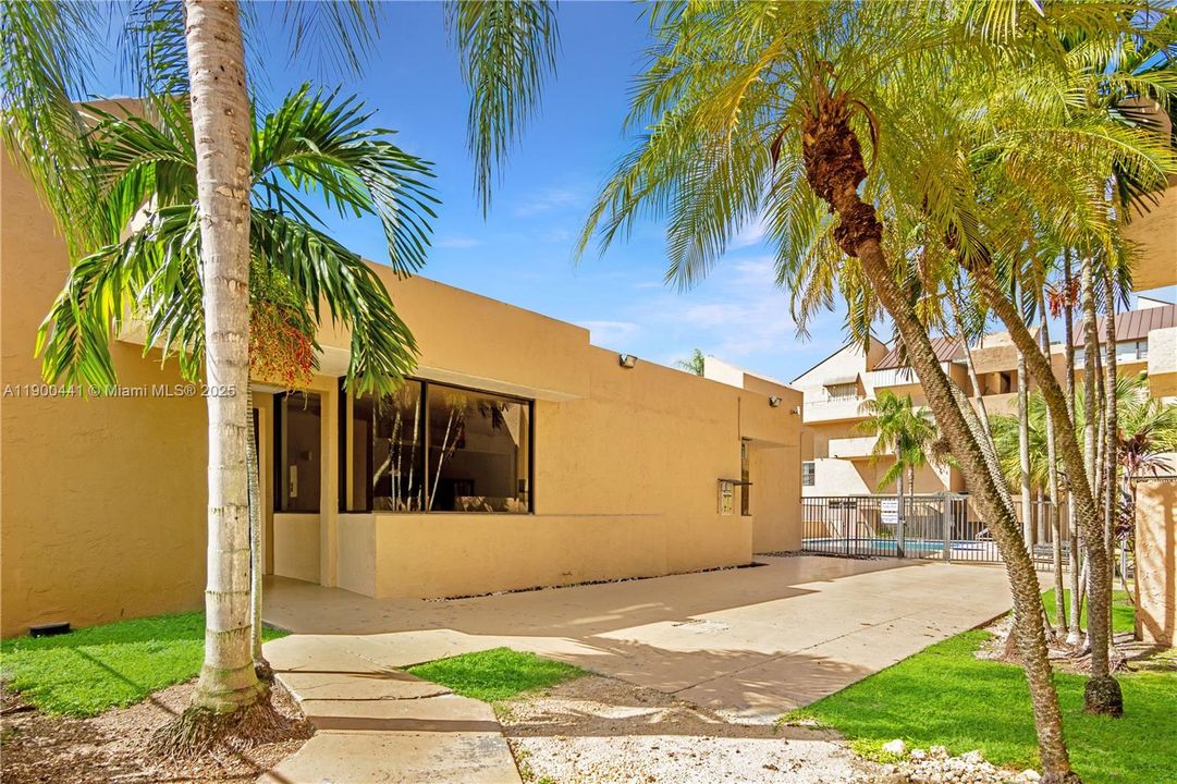 For Rent: $2,300 (3 beds, 2 baths, 1190 Square Feet)