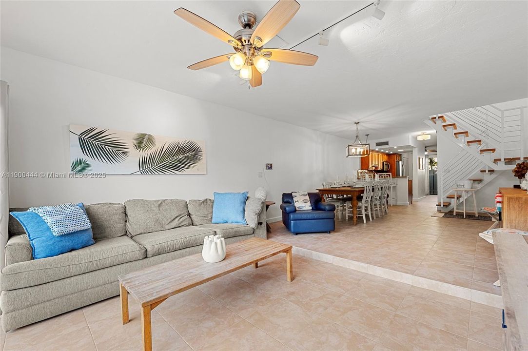 En Venta: $549,900 (2 camas, 2 baños, 1365 Pies cuadrados)