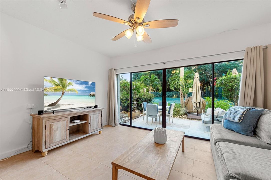 En Venta: $549,900 (2 camas, 2 baños, 1365 Pies cuadrados)