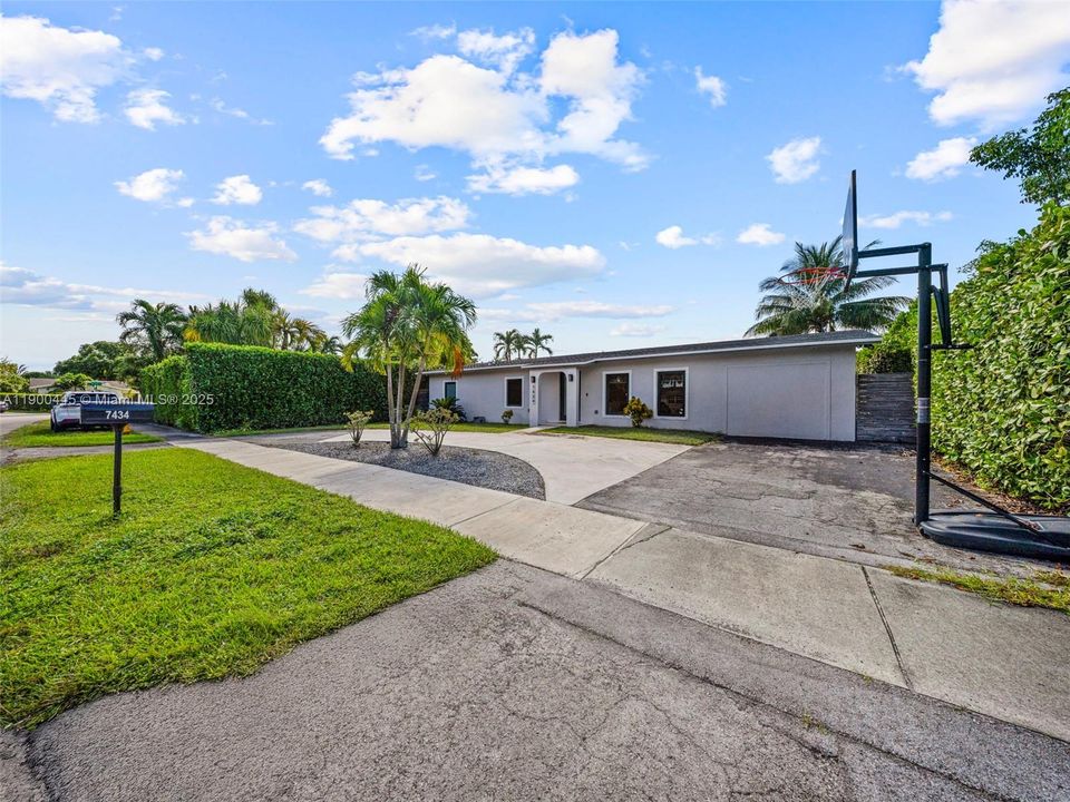 Recently Rented: $4,200 (4 beds, 3 baths, 1975 Square Feet)