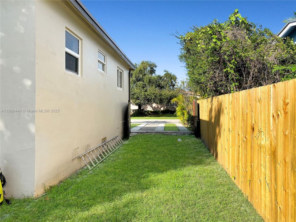 For Rent: $3,500 (3 beds, 2 baths, 1560 Square Feet)