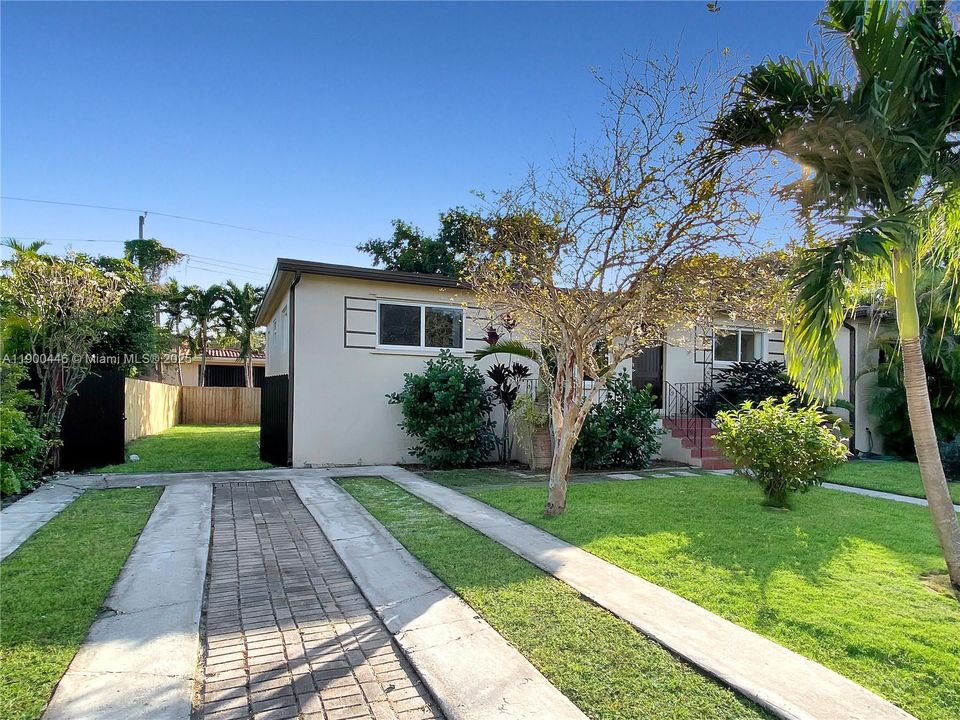 For Rent: $3,500 (3 beds, 2 baths, 1560 Square Feet)