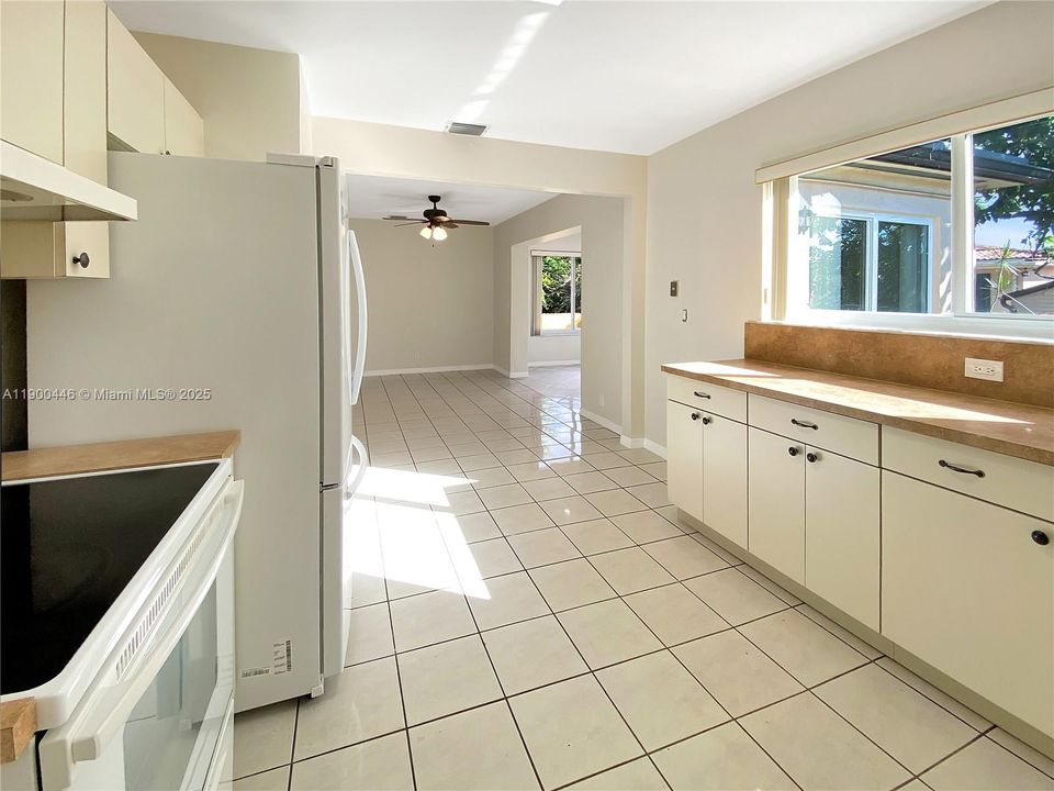 For Rent: $3,500 (3 beds, 2 baths, 1560 Square Feet)