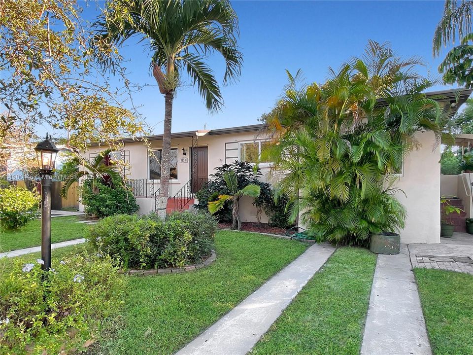 For Rent: $3,500 (3 beds, 2 baths, 1560 Square Feet)