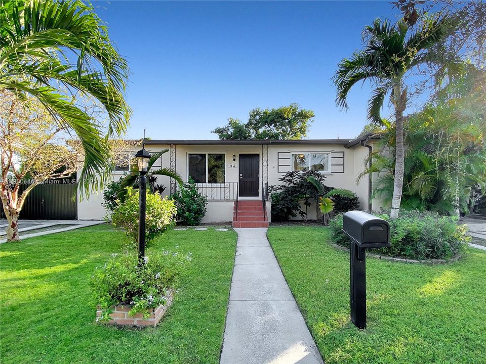 For Rent: $3,500 (3 beds, 2 baths, 1560 Square Feet)