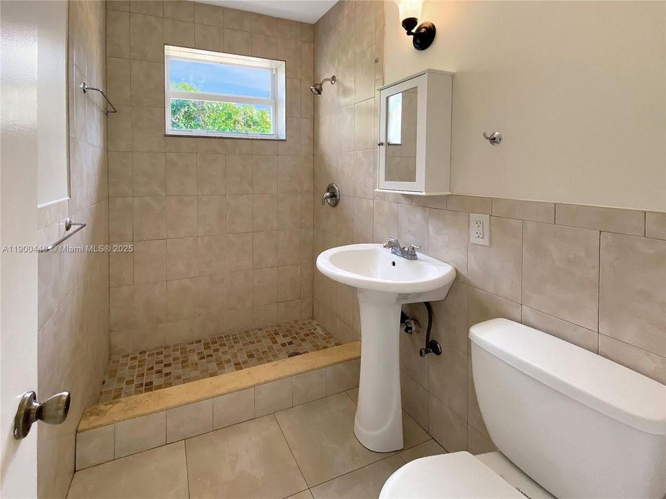 For Rent: $3,500 (3 beds, 2 baths, 1560 Square Feet)